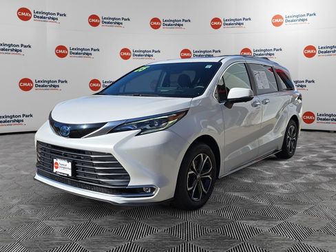 Used 2025 Toyota Sienna Platinum image 3