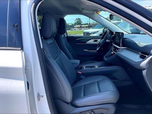 Used 2025 Ford Explorer Active w/ Active Comfort Package RWD image 28