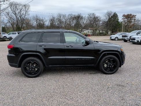 Used 2019 Jeep Grand Cherokee Laredo image 6