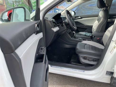 Used 2023 Volkswagen Taos SEL image 14