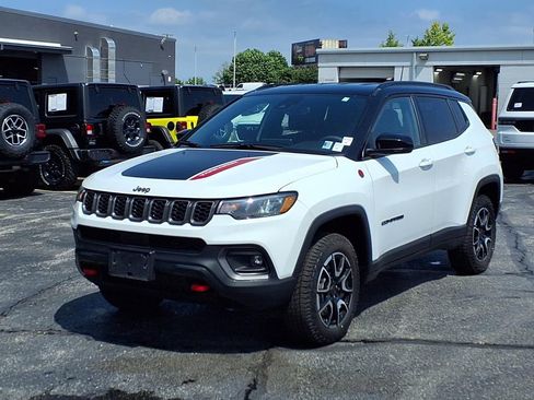 Used 2025 Jeep Compass Trailhawk AWD/4WD image 2