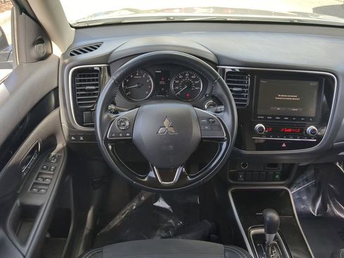 Used 2020 Mitsubishi Outlander ES image 16