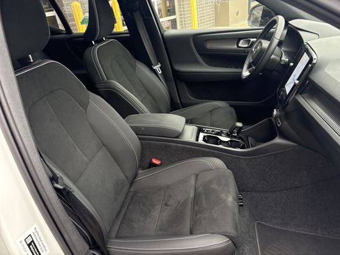 Used 2025 Volvo XC40 B5 Plus image 33