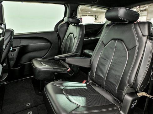 Used 2018 Chrysler Pacifica Touring-L Plus image 13