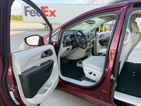 Used 2017 Chrysler Pacifica Touring-L image 16