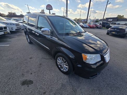 Used 2014 Chrysler Town & Country Touring-L w/ Driver Convenience Group image 65