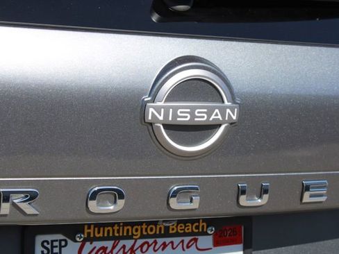Used 2023 Nissan Rogue SV FWD image 8