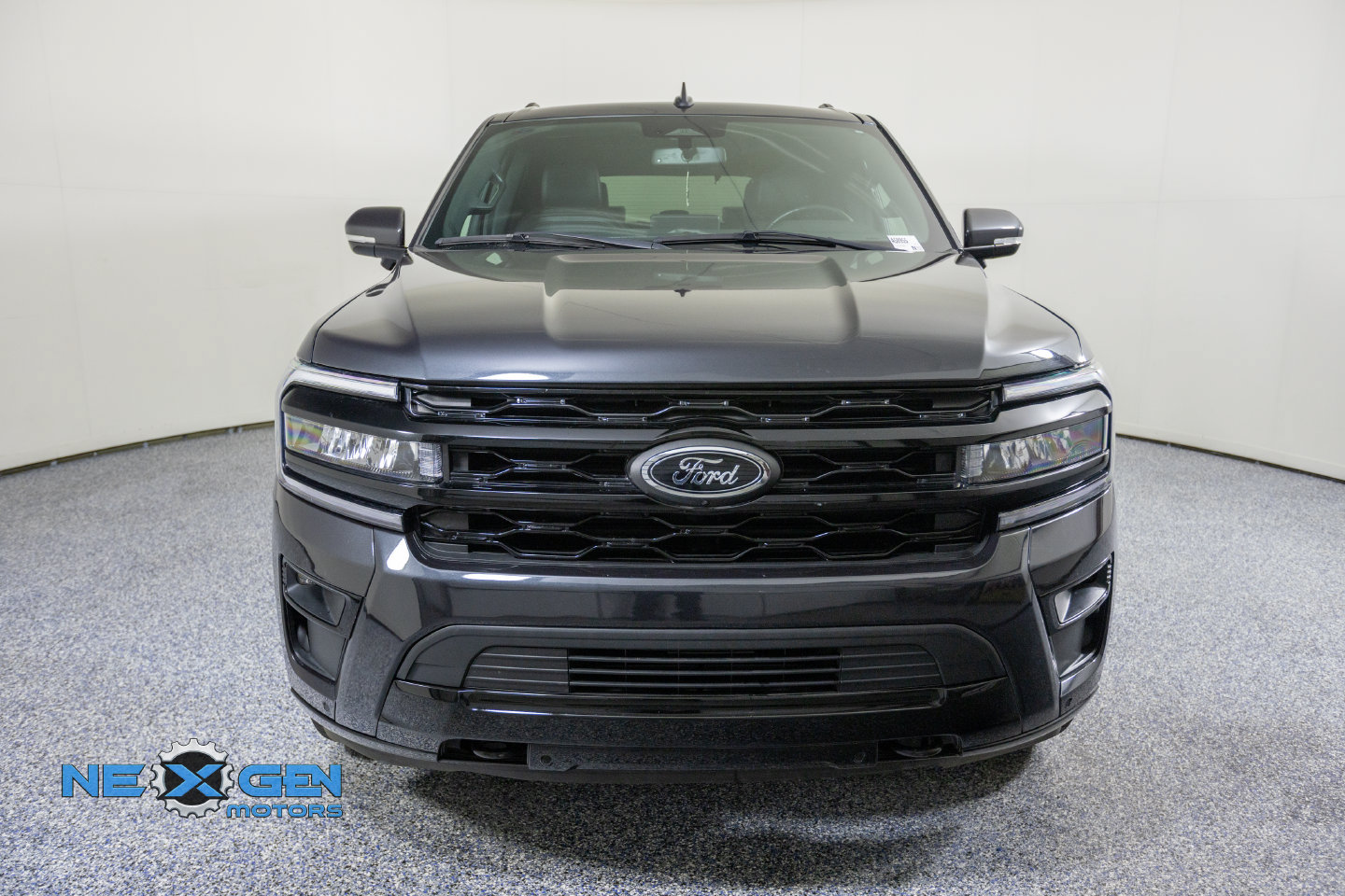 Used 2024 Ford Expedition Limited AWD/4WD image 3