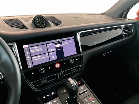 Used 2025 Porsche Macan image 19