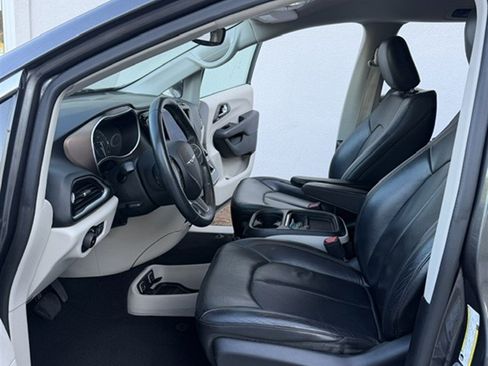 Used 2017 Chrysler Pacifica Touring-L w/ Tire & Wheel Group FWD image 5