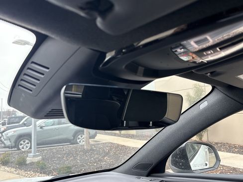 Used 2025 Volvo XC40 B5 Plus image 27