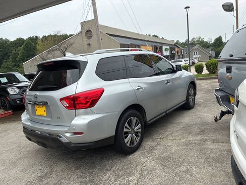 Used 2019 Nissan Pathfinder SL FWD image 4