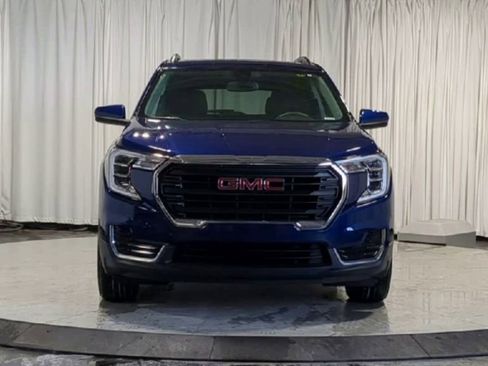 Used 2022 GMC Terrain SLE w/ Driver Convenience Package image 3