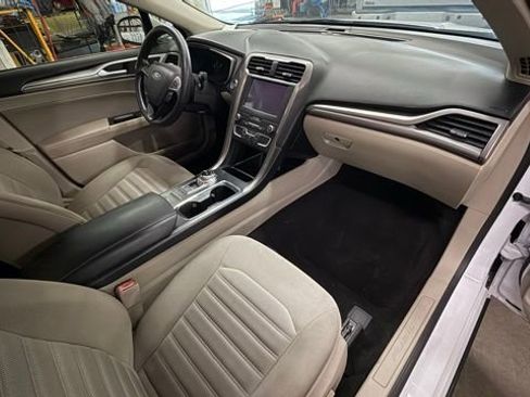 Used 2019 Ford Fusion SE FWD image 19