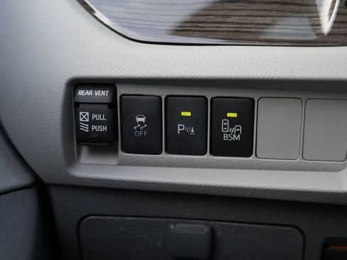 Used 2017 Toyota Sienna XLE Premium FWD image 50