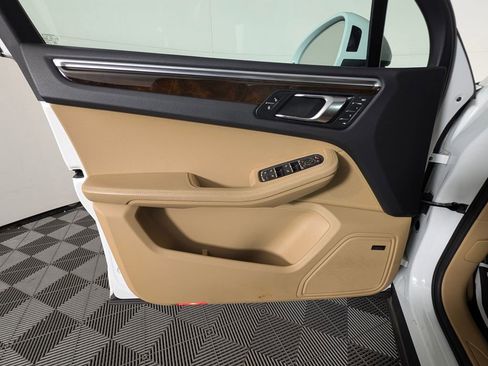 Used 2018 Porsche Macan image 25