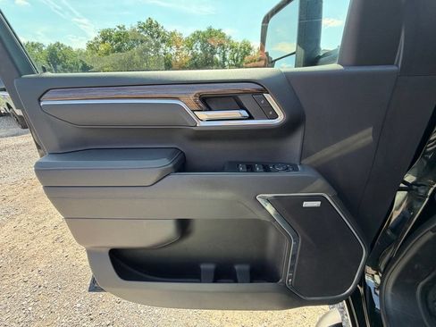 Used 2025 Chevrolet Silverado 1500 RST w/ Redline Edition AWD/4WD image 6