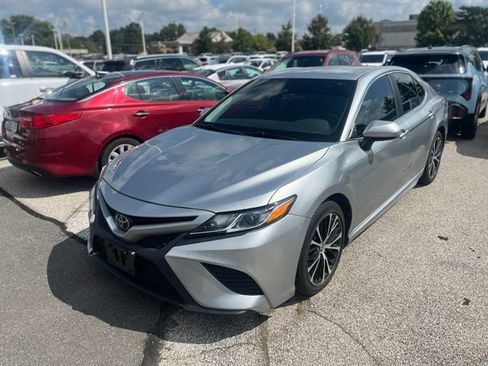 Used 2020 Toyota Camry SE FWD image 1