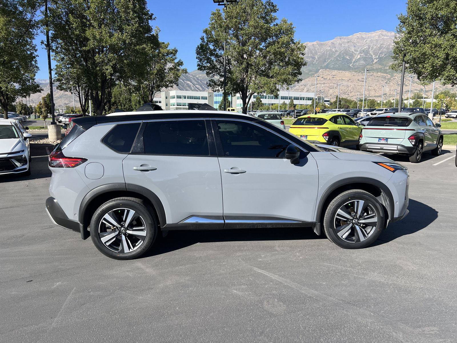 Used 2022 Nissan Rogue Platinum w/ Head-Up Display Package AWD/4WD image 17