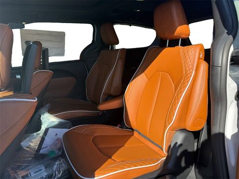 New 2026 Chrysler Pacifica Pinnacle image 13