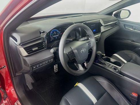 Used 2025 Toyota Camry SE image 9