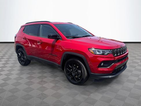 Used 2025 Jeep Compass Latitude w/ Sun & Sound Group AWD/4WD image 4