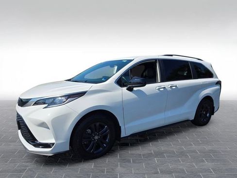 Used 2024 Toyota Sienna XSE w/ XSE Plus Package AWD/4WD image 3