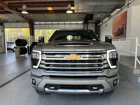 Used 2024 Chevrolet Silverado 2500 High Country w/ High Country Premium Package AWD/4WD image 2