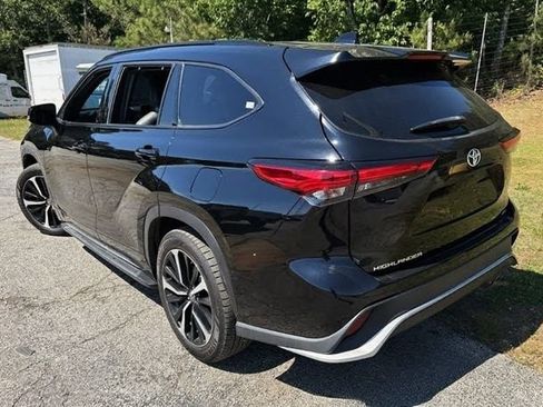 Used 2021 Toyota Highlander XSE FWD image 4