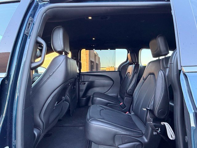 Used 2025 Chrysler Pacifica Select FWD image 16