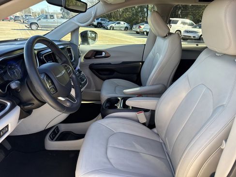 Used 2017 Chrysler Pacifica Touring-L image 12