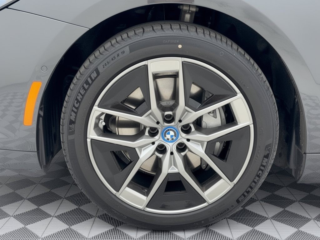 Certified 2025 BMW i5 eDrive40i w/ Premium Package RWD image 13