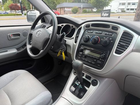 Used 2007 Toyota Highlander 4WD V6 w/ 3rd Row image 18