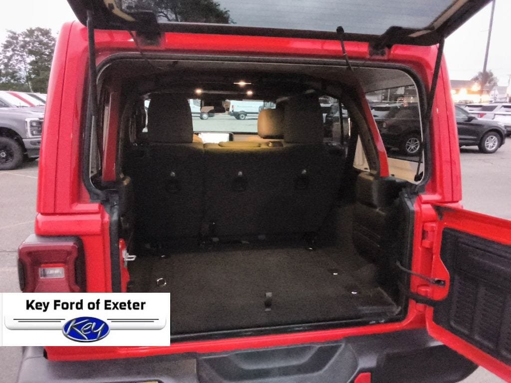 Used 2025 Jeep Wrangler Unlimited Sahara AWD/4WD image 13