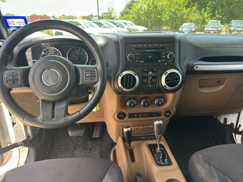 Used 2014 Jeep Wrangler Unlimited Sahara w/ Connectivity Group AWD/4WD image 30
