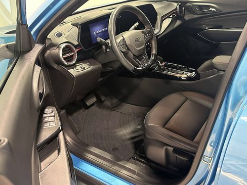 Used 2025 Chevrolet Trax RS FWD image 19