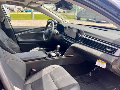 Used 2025 Toyota Camry Hybrid AWD/4WD image 17