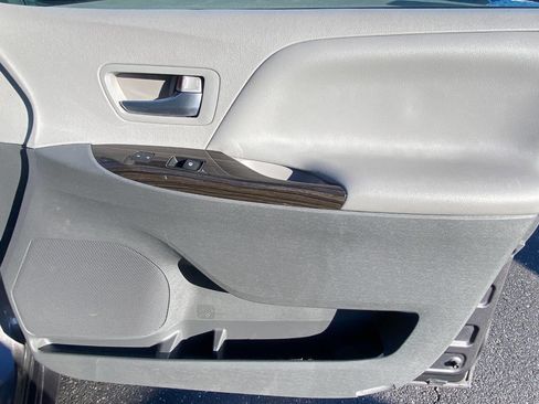 Used 2016 Toyota Sienna image 30