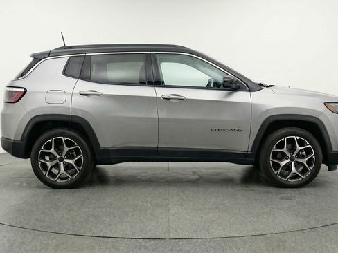 Used 2025 Jeep Compass Limited image 11