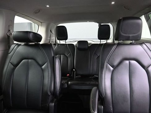Used 2023 Chrysler Pacifica Touring-L image 14