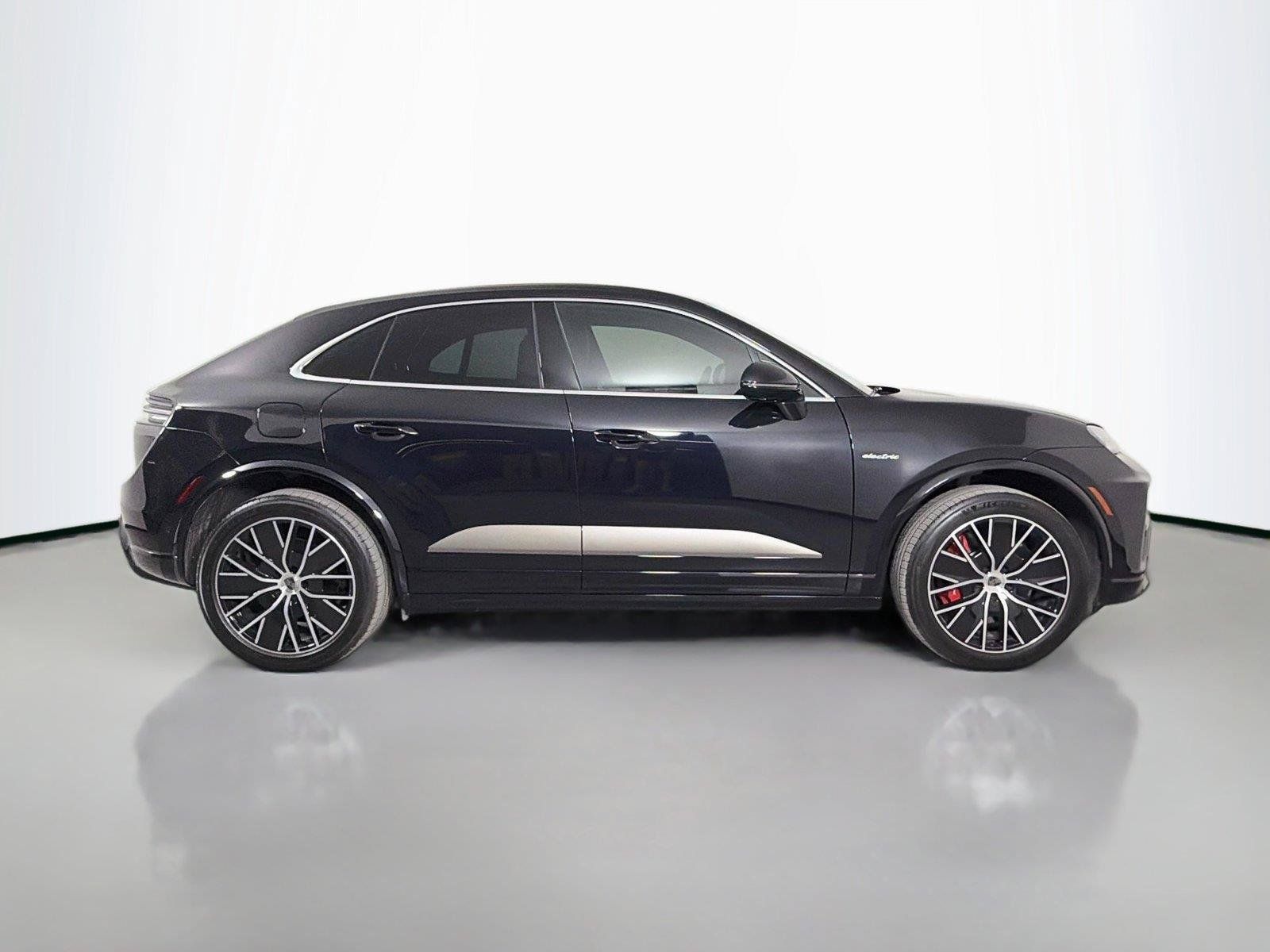 Certified 2025 Porsche Macan Turbo Electric AWD/4WD image 8