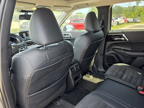 Used 2024 Mitsubishi Outlander SE Black Edition FWD image 12