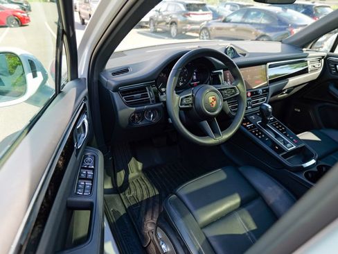 Used 2025 Porsche Macan AWD/4WD image 15