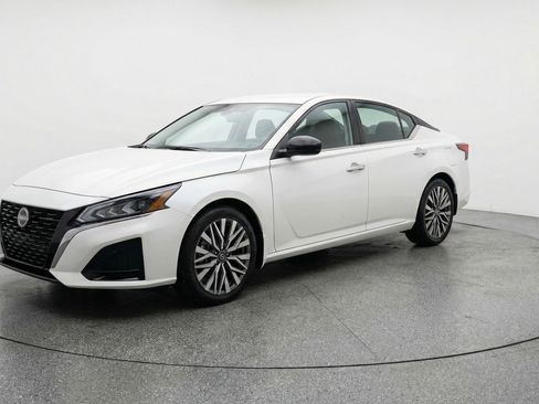 Used 2025 Nissan Altima 2.5 SV image 3