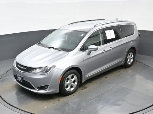 Used 2017 Chrysler Pacifica Touring-L Plus image 35