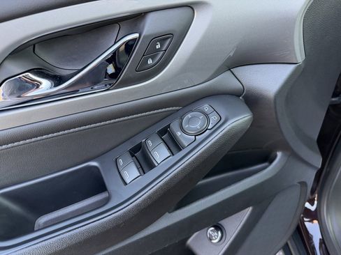 Used 2022 Chevrolet Traverse LT image 23