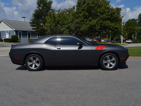 Used 2019 Dodge Challenger SXT image 7
