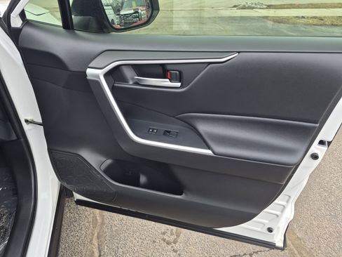 Used 2020 Toyota RAV4 XLE w/ Convenience Package image 17