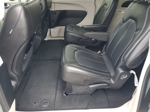 Used 2023 Chrysler Pacifica Touring-L FWD image 21