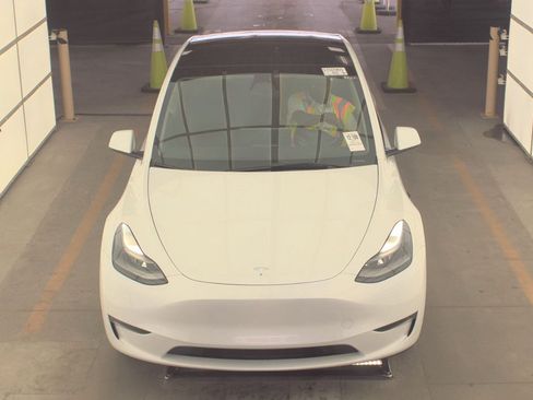 Used 2023 Tesla Model Y Long Range AWD/4WD image 2